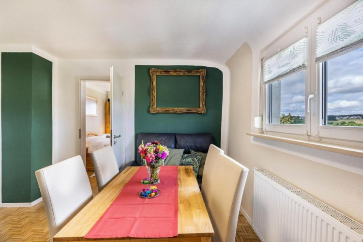 Das Bild zeigt den hellen, offenen Essbereich der Ferienwohnung Baumelt in Hechingen