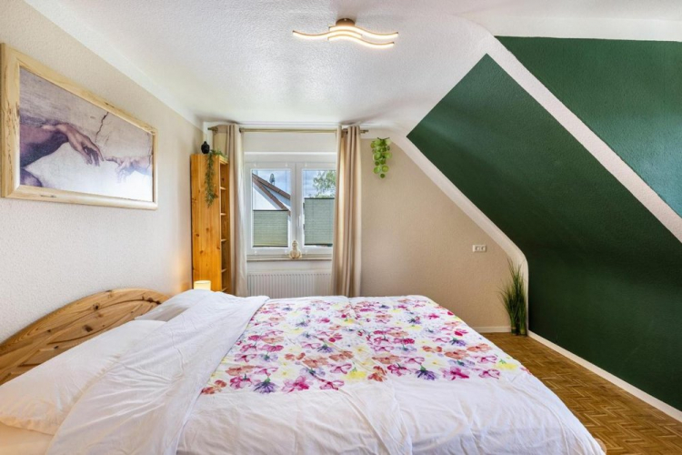 Zu sehen ist eines der drei Schlafzimmer mit großzügigem Doppelbett