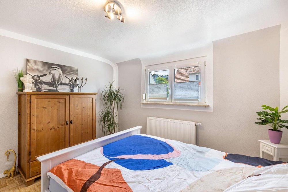 Zu sehen ist eines der drei Schlafzimmer mit großem Bett
